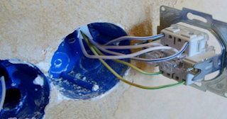 Монтаж проходного выключателя от 570 руб. в Лыткарино